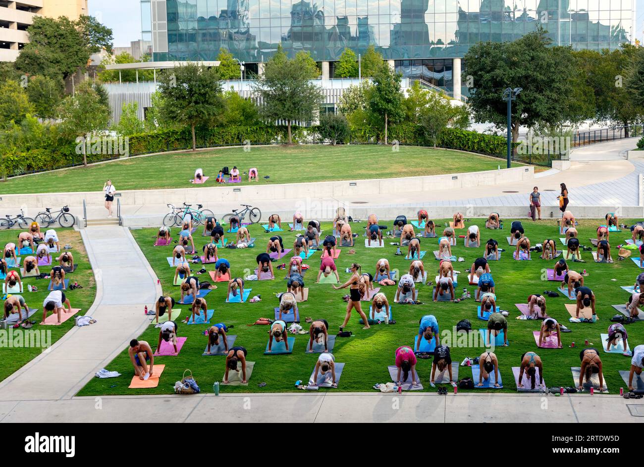Cours de yoga en plein air au Waterloo Greenway Park à Austin, Texas Banque D'Images