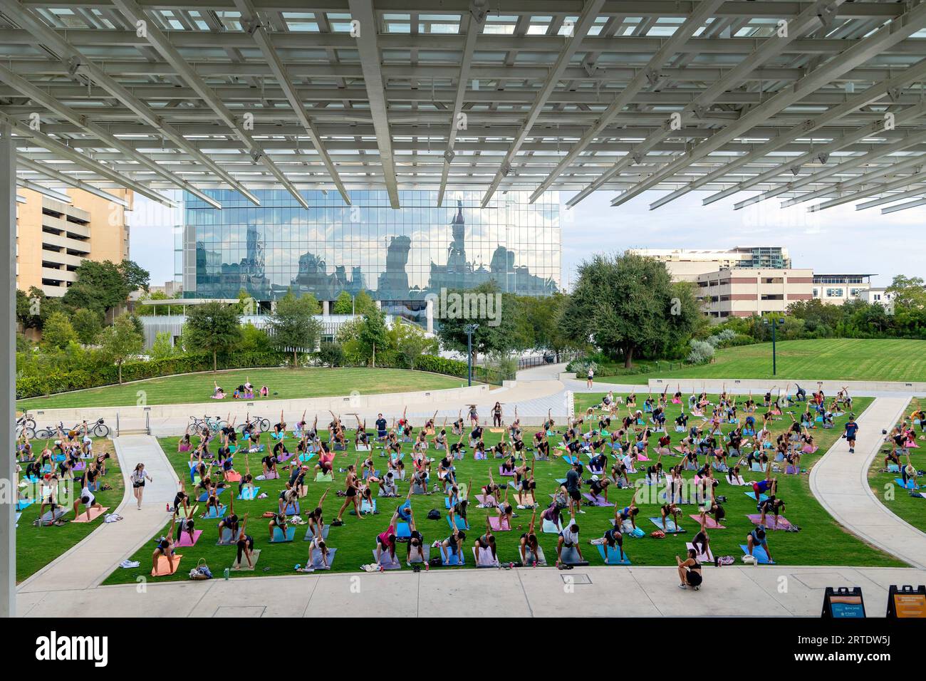 Cours de yoga en plein air au Waterloo Greenway Park à Austin, Texas Banque D'Images