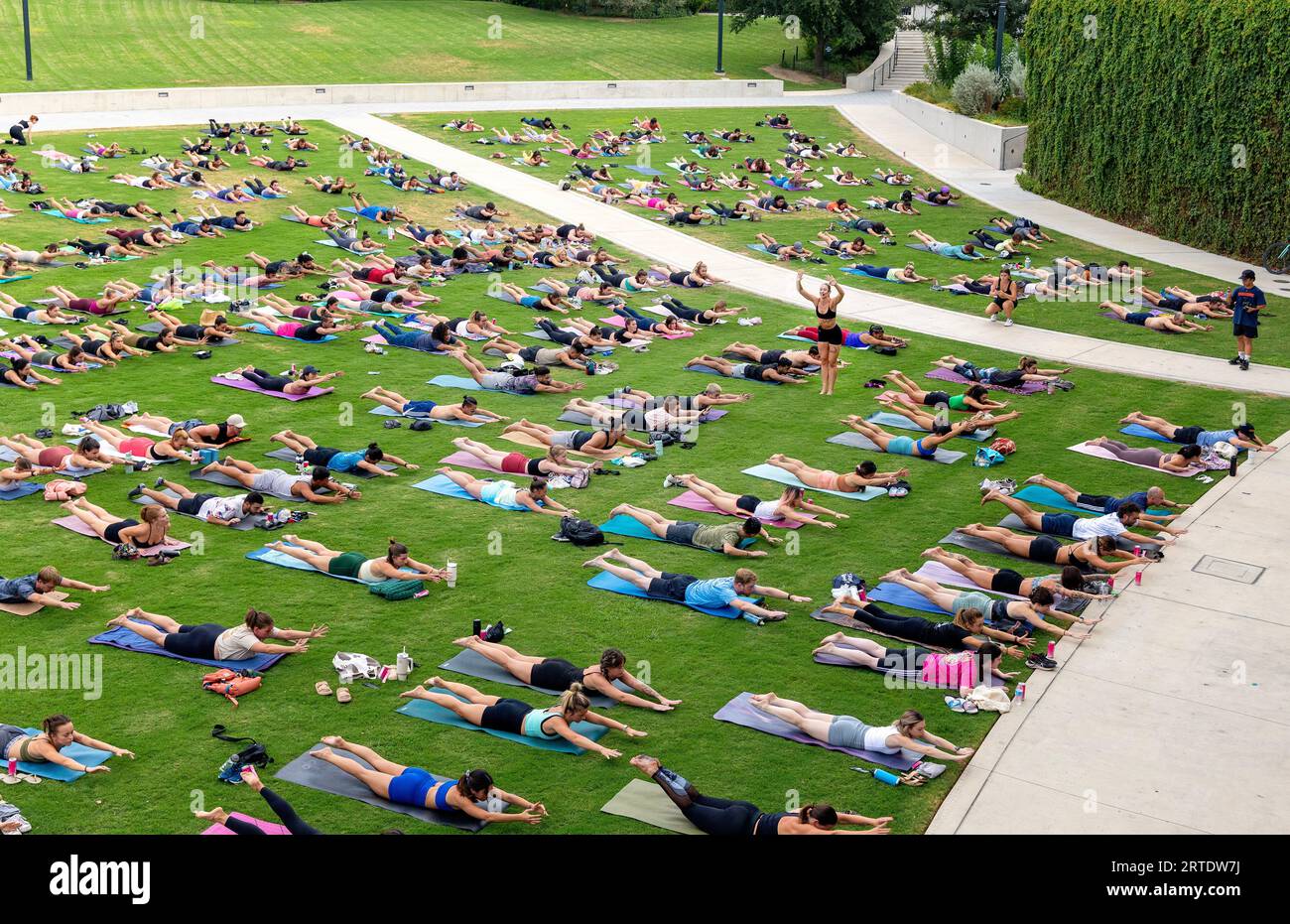 Cours de yoga en plein air au Waterloo Greenway Park à Austin, Texas Banque D'Images