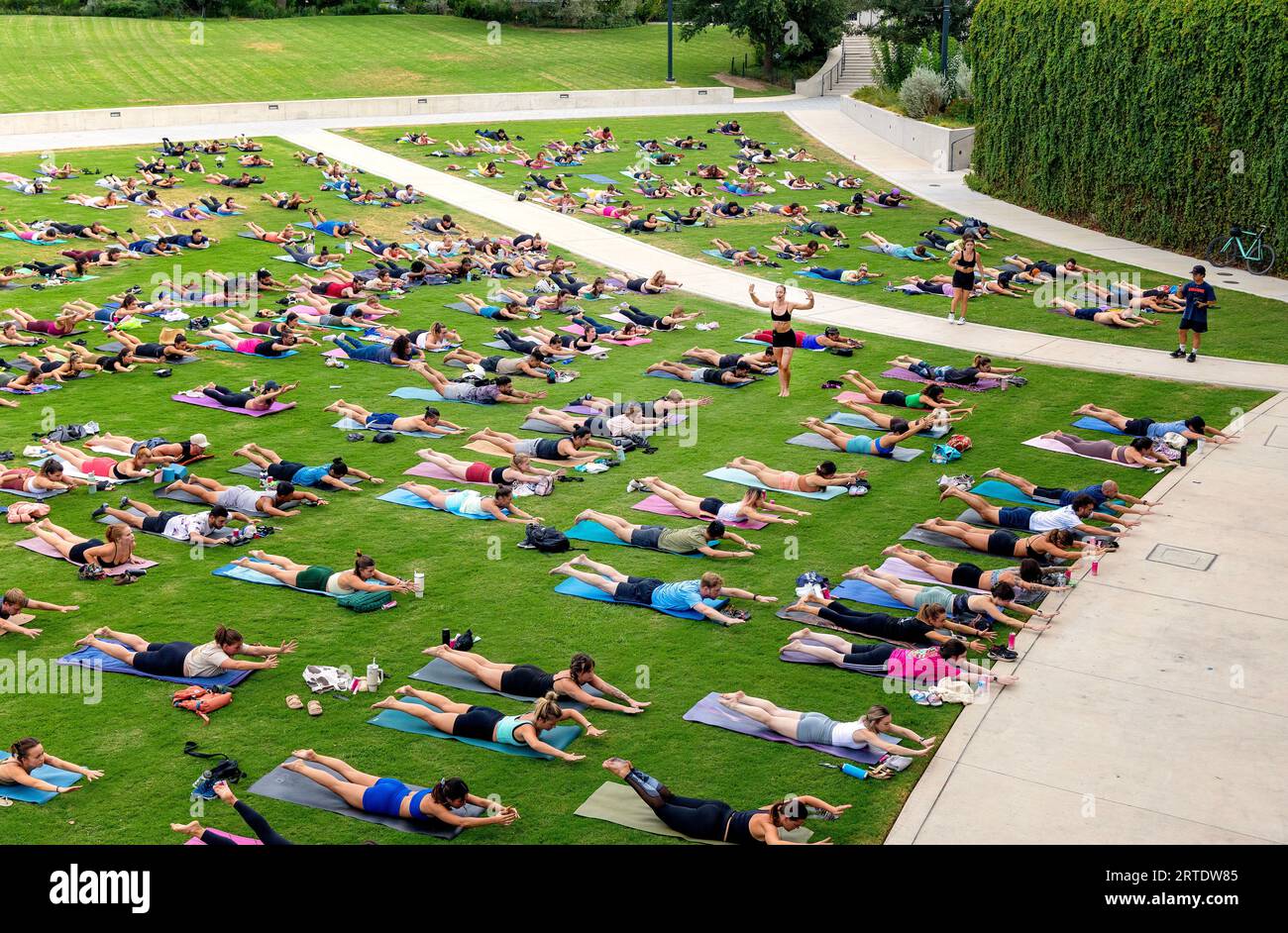 Cours de yoga en plein air au Waterloo Greenway Park à Austin, Texas Banque D'Images