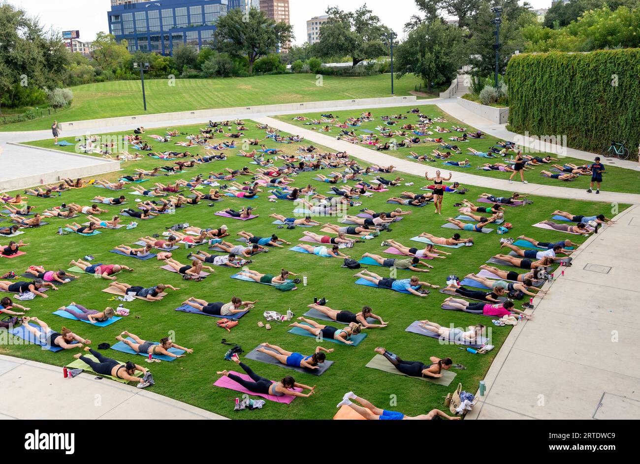 Cours de yoga en plein air au Waterloo Greenway Park à Austin, Texas Banque D'Images