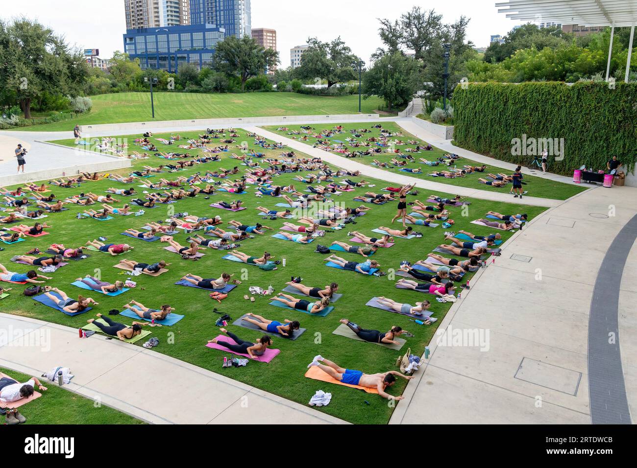 Cours de yoga en plein air au Waterloo Greenway Park à Austin, Texas Banque D'Images