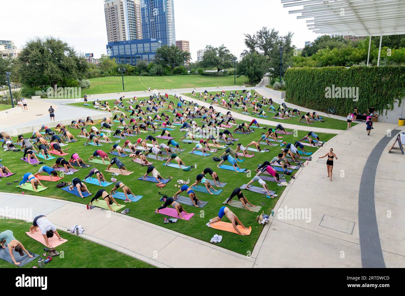 Cours de yoga en plein air au Waterloo Greenway Park à Austin, Texas Banque D'Images