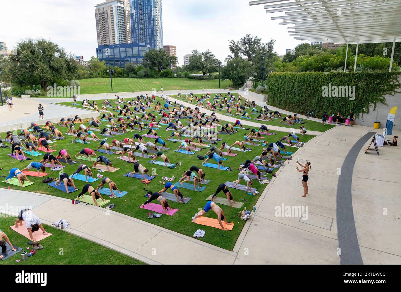 Cours de yoga en plein air au Waterloo Greenway Park à Austin, Texas Banque D'Images