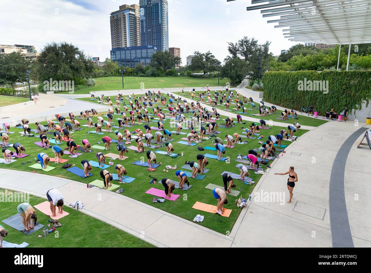 Cours de yoga en plein air au Waterloo Greenway Park à Austin, Texas Banque D'Images