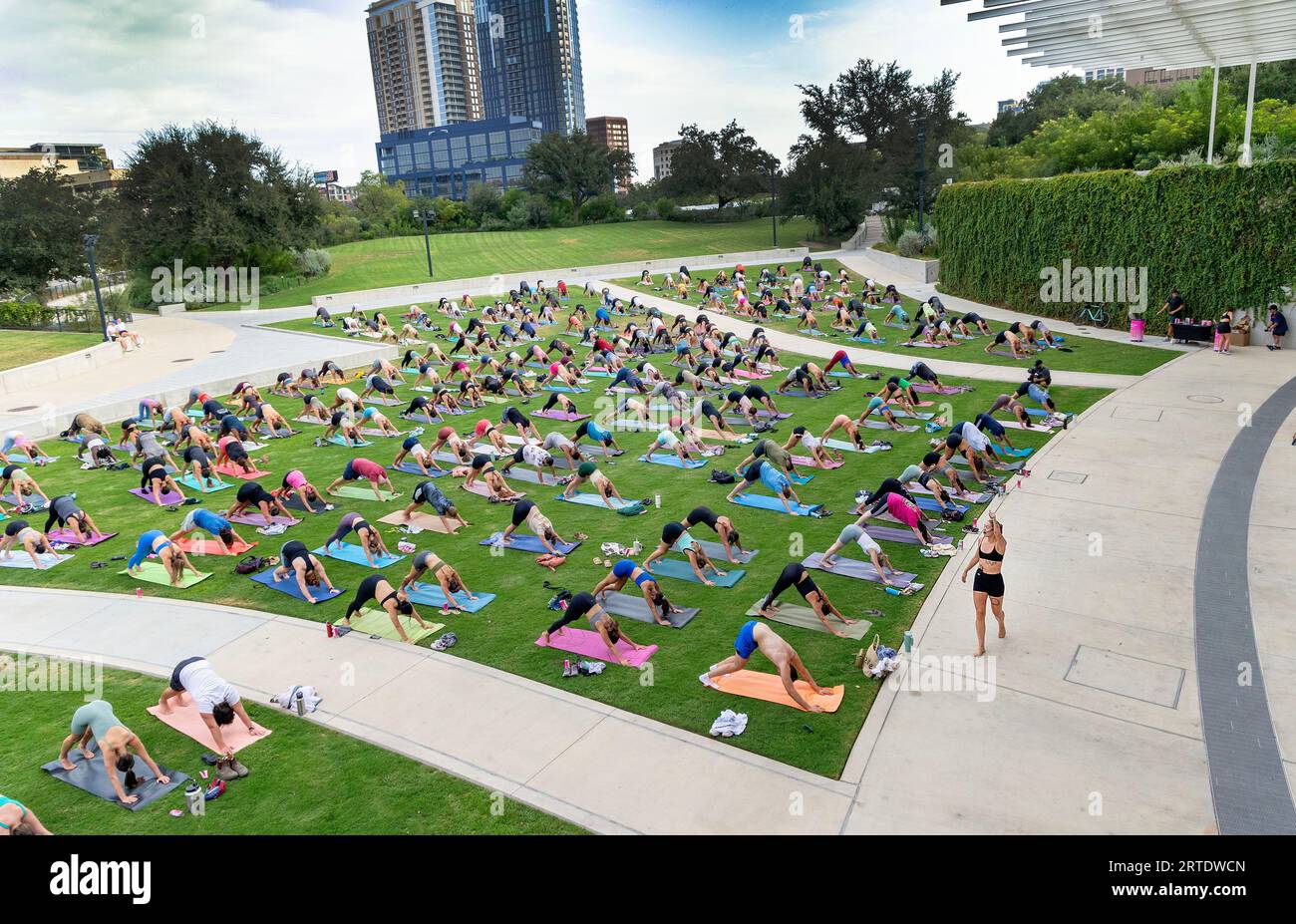 Cours de yoga en plein air au Waterloo Greenway Park à Austin, Texas Banque D'Images