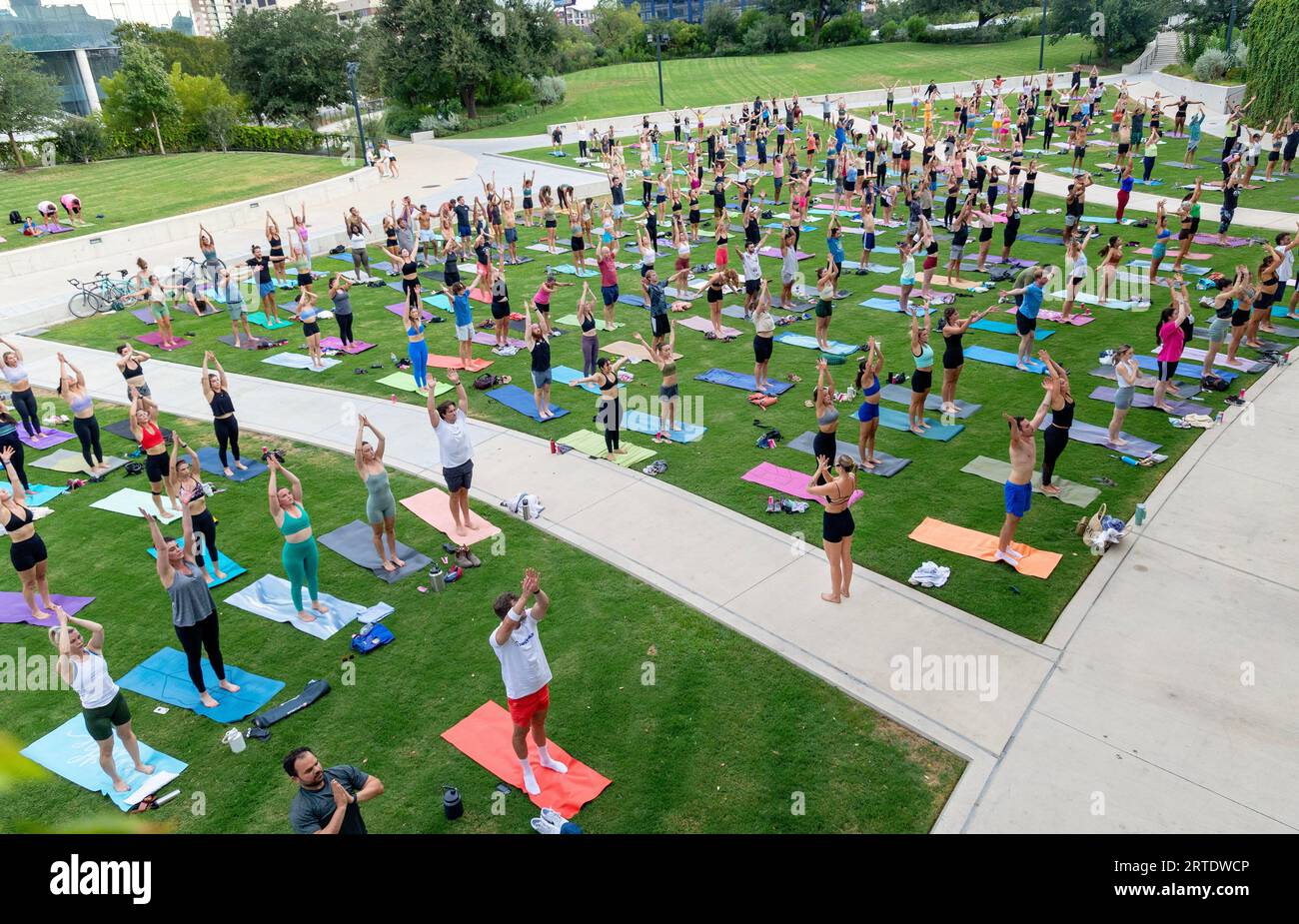 Cours de yoga en plein air au Waterloo Greenway Park à Austin, Texas Banque D'Images