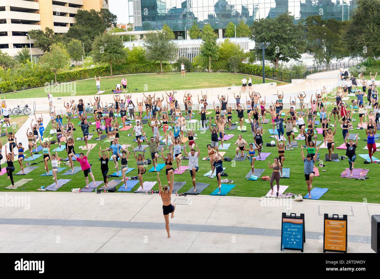 Cours de yoga en plein air au Waterloo Greenway Park à Austin, Texas Banque D'Images