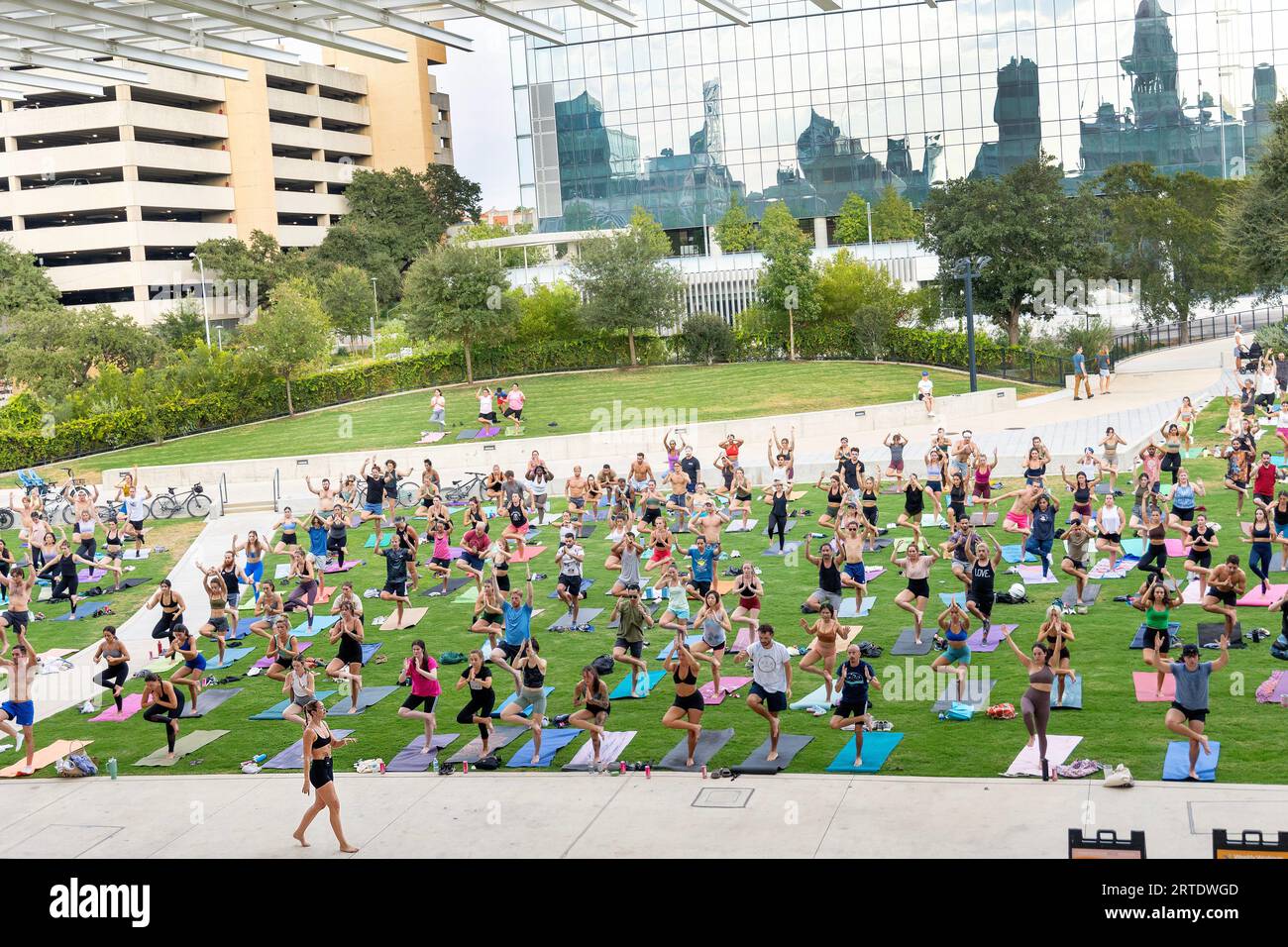 Cours de yoga en plein air au Waterloo Greenway Park à Austin, Texas Banque D'Images