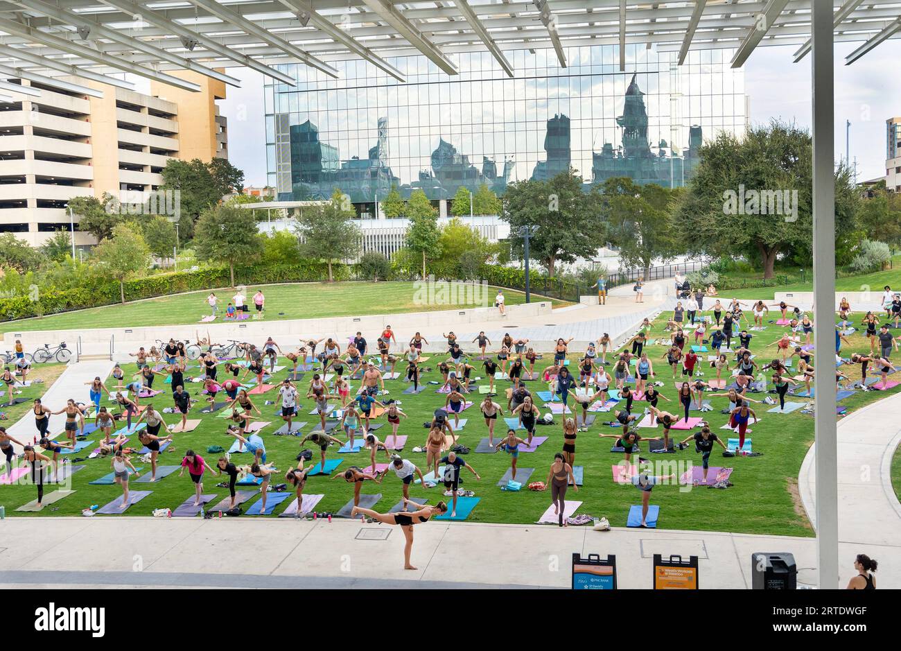 Cours de yoga en plein air au Waterloo Greenway Park à Austin, Texas Banque D'Images