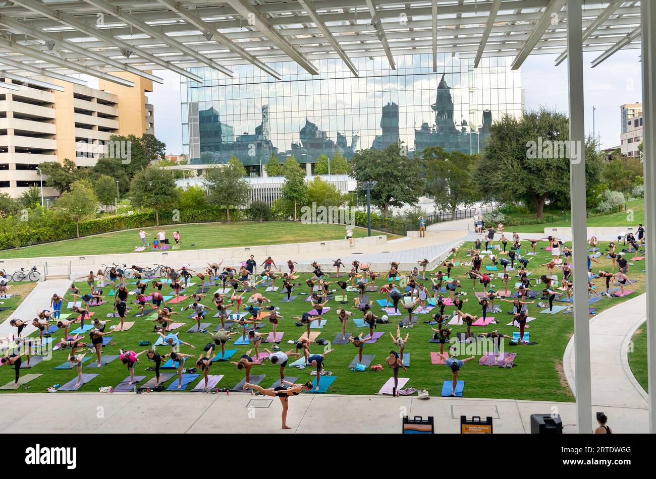 Cours de yoga en plein air au Waterloo Greenway Park à Austin, Texas Banque D'Images