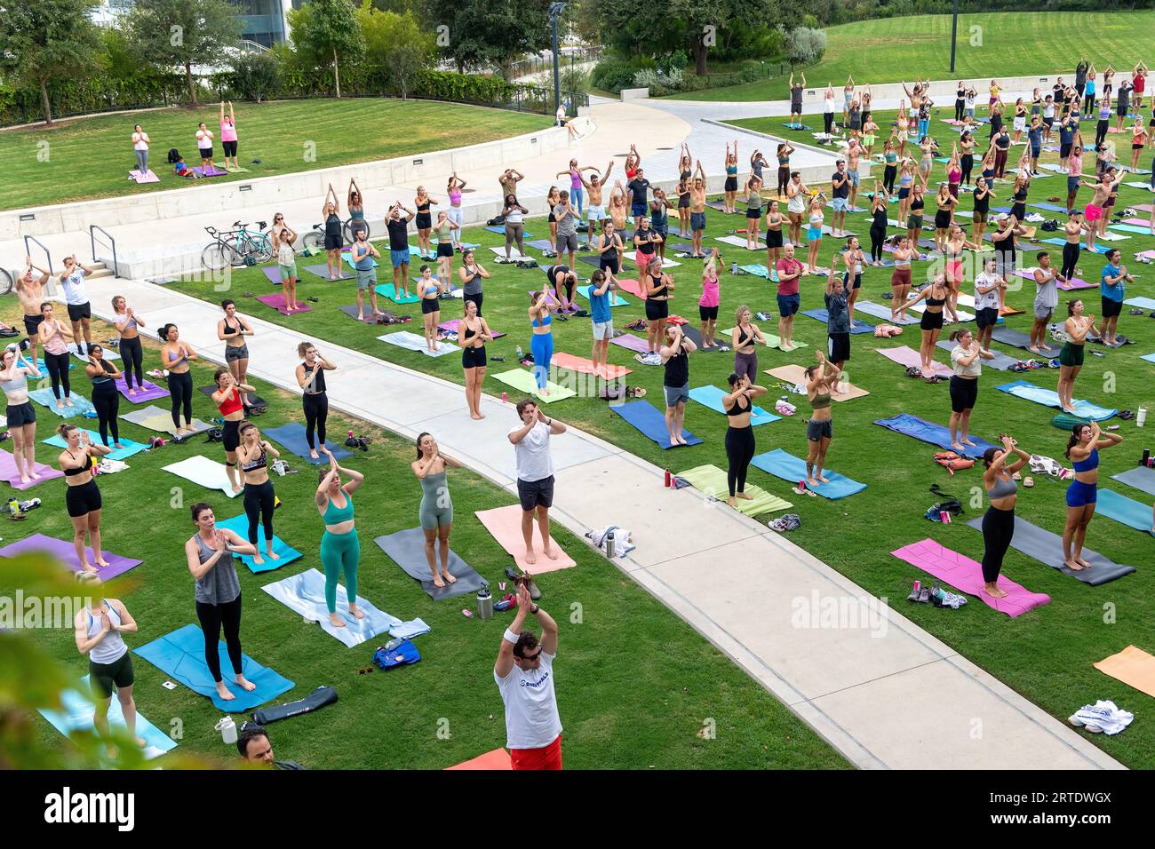 Cours de yoga en plein air au Waterloo Greenway Park à Austin, Texas Banque D'Images