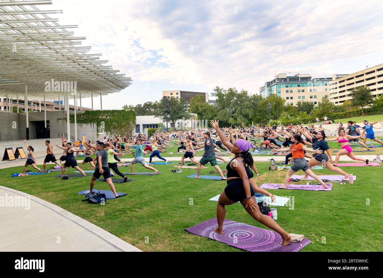 Cours de yoga en plein air au Waterloo Greenway Park à Austin, Texas Banque D'Images