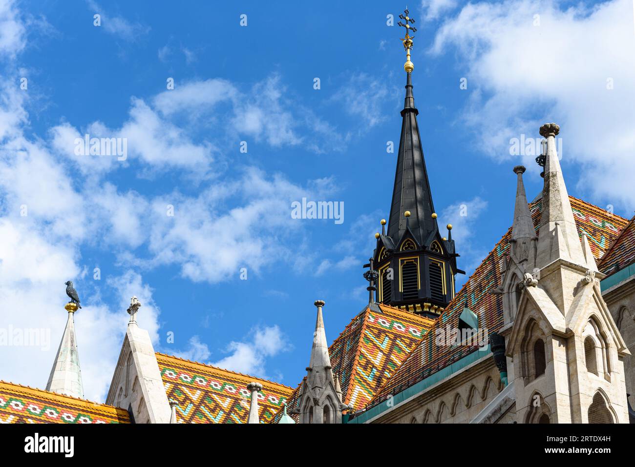Flèches au sommet de l'église Matthias dans le quartier du château de Buda Banque D'Images