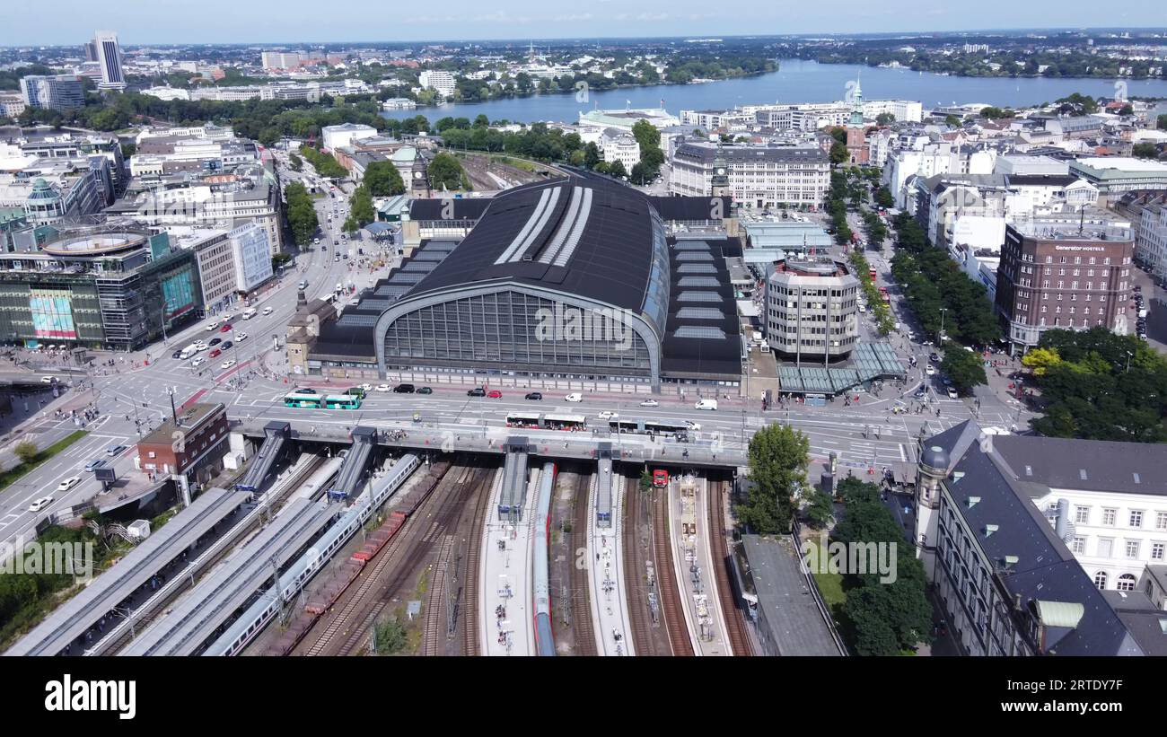 Point de vue drone : gare principale de Hambourg (HBF) et lac Aussen-Alster derrière. AWE journée ensoleillée en août / bateaux avec voile blanche dans l'eau et Banque D'Images