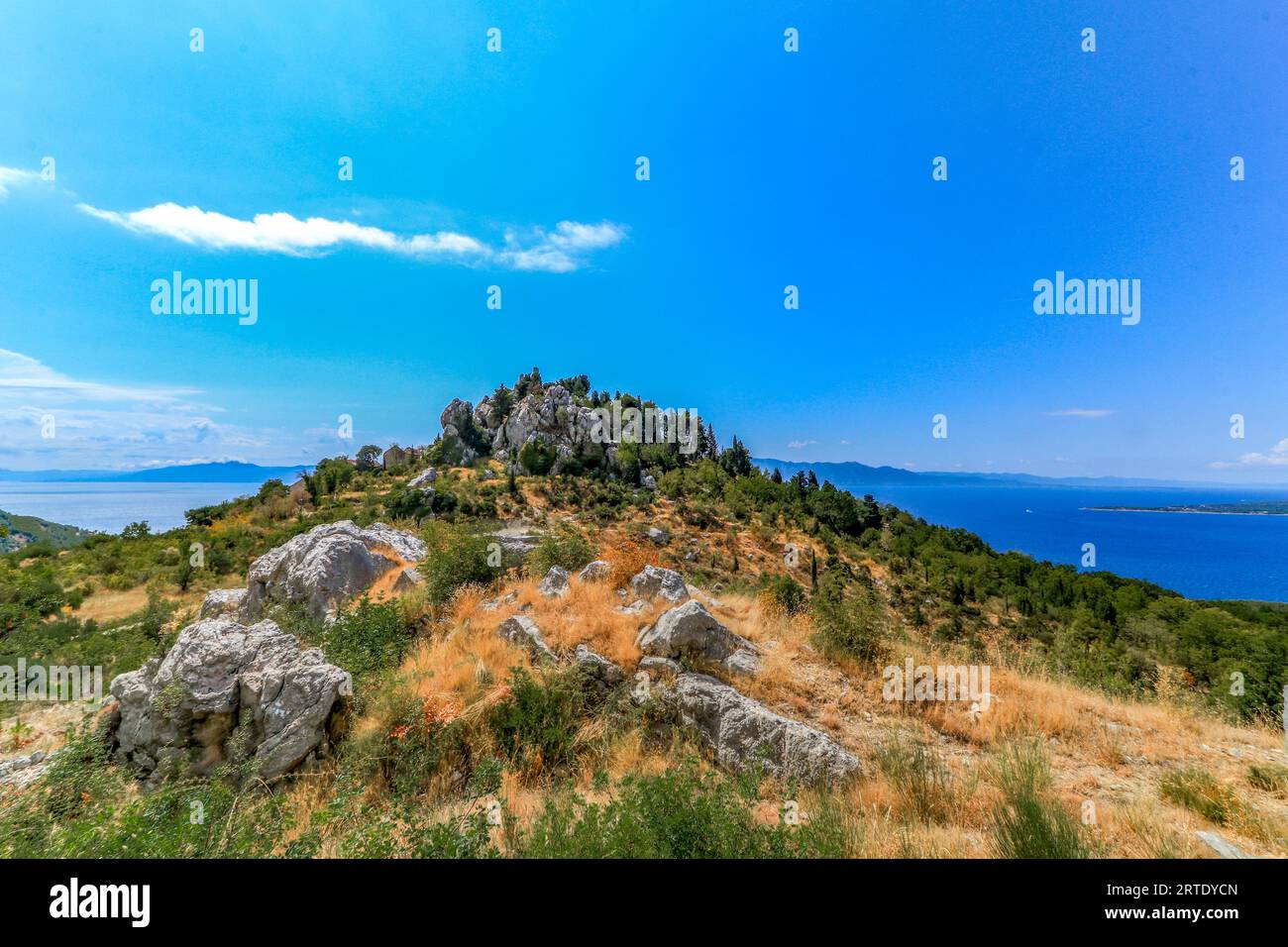 Randonnée dans les montagnes de Biokovo en Croatie avec vue sur la mer Adriatique en Croatie Banque D'Images