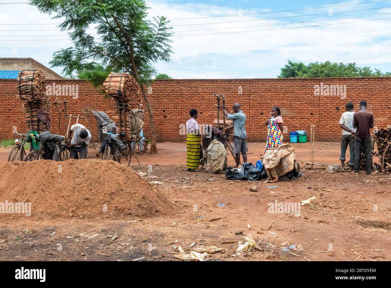 Malawi. Les habitants vendent du bois de chauffage sur le bord de la route. Usage éditorial uniquement. Banque D'Images