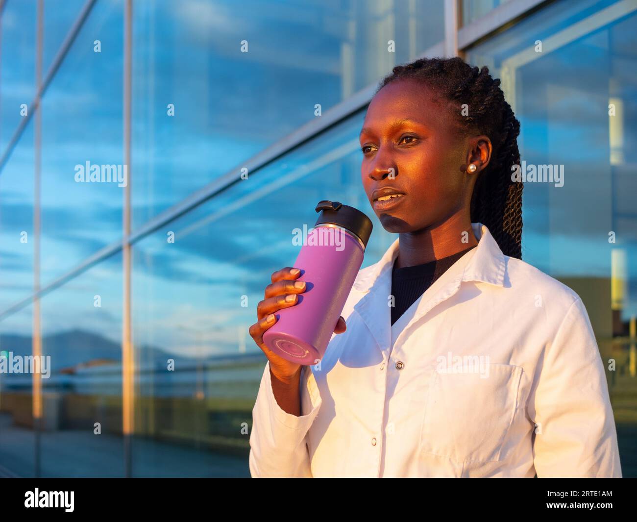 jeune femme médecin ou scientifique buvant d'un café thermo pendant sa pause Banque D'Images