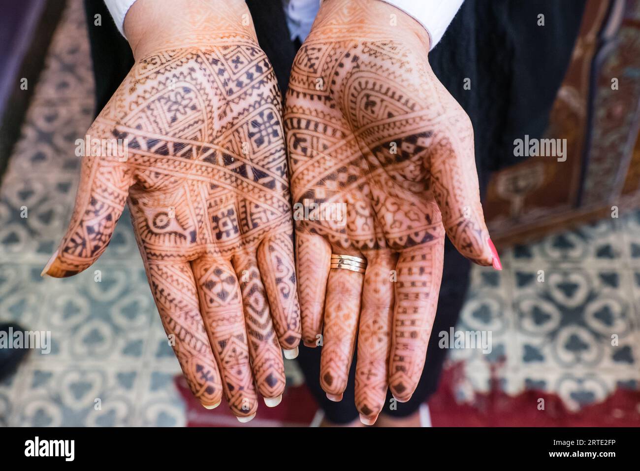Afrique du Nord, Maroc, Marrakech. 29 avril 2015. Des tattos temporaires de henné sur les mains d'une femme à Marakkech. Banque D'Images