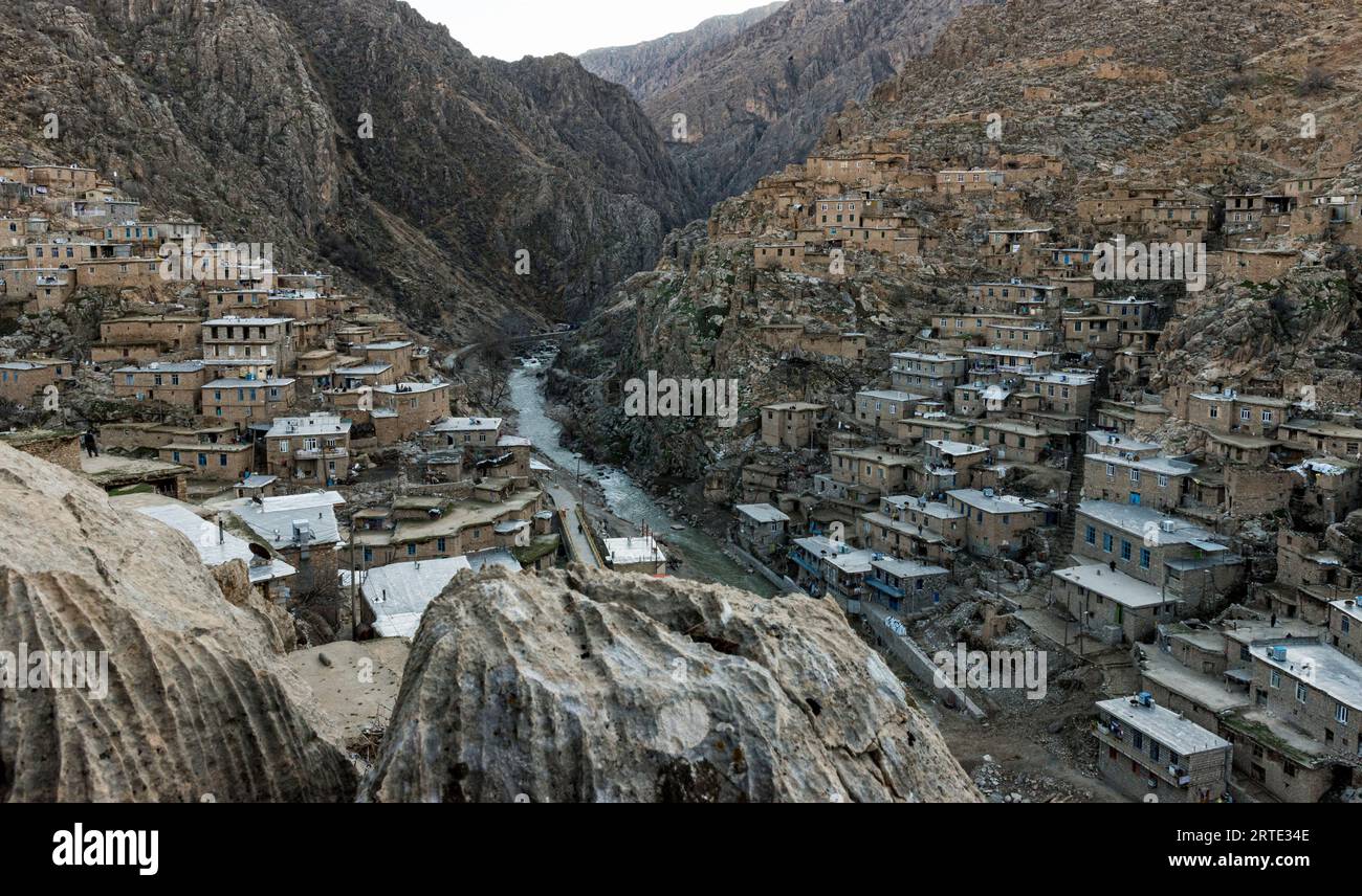 Vue sur une rivière qui traverse un village de montagne dans les montagnes Zagros; Kermanshah, Iran Banque D'Images