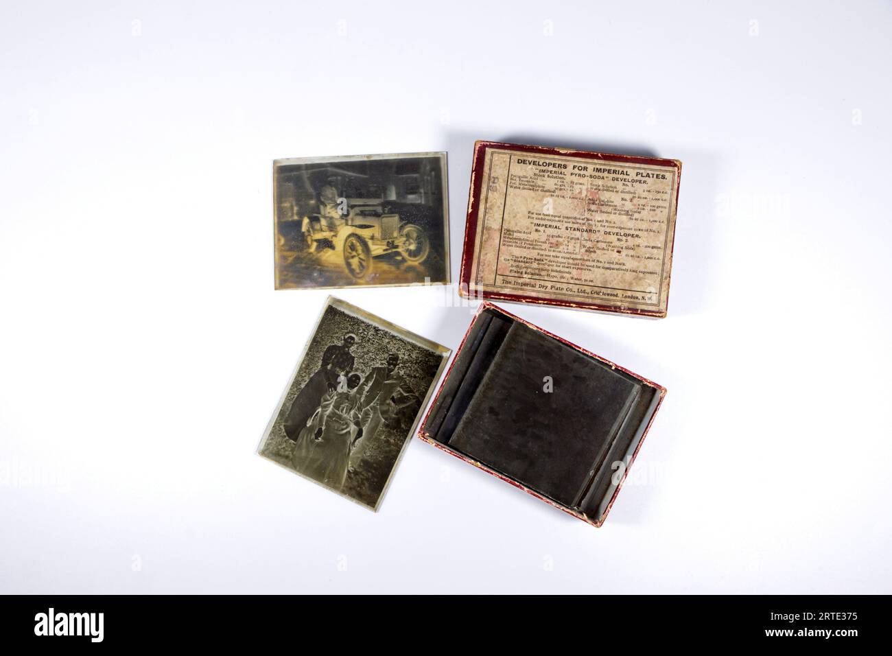 boîte vintage de vieux négatifs photographiques en verre par des plaques impériales isolées sur un fond blanc de studio Banque D'Images