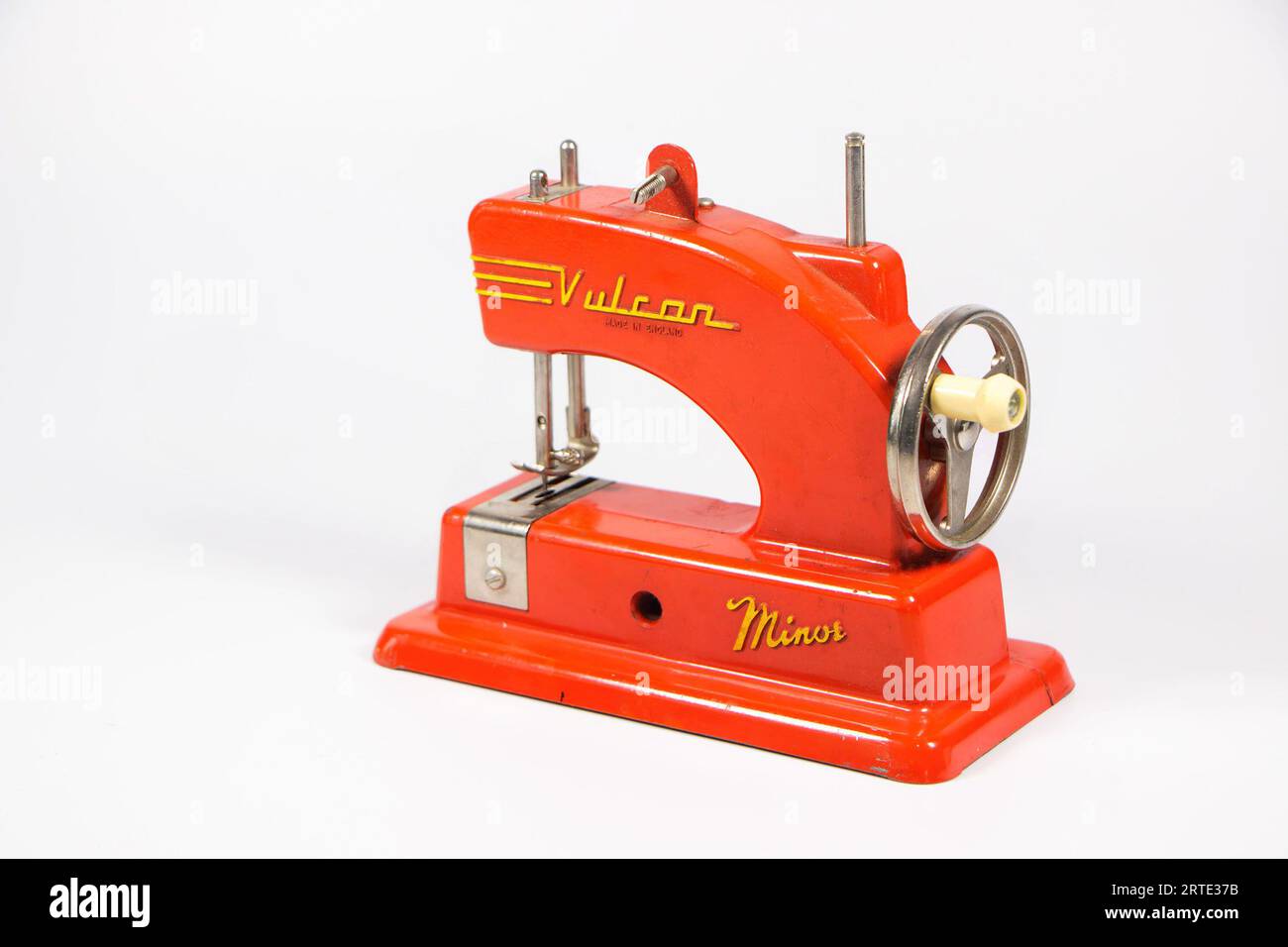 Machine à coudre Vulcan Minor vintage des années 1950 miniature jouet machine à coudre pour enfant isolé contre une boîte blanche de fond de studio Banque D'Images