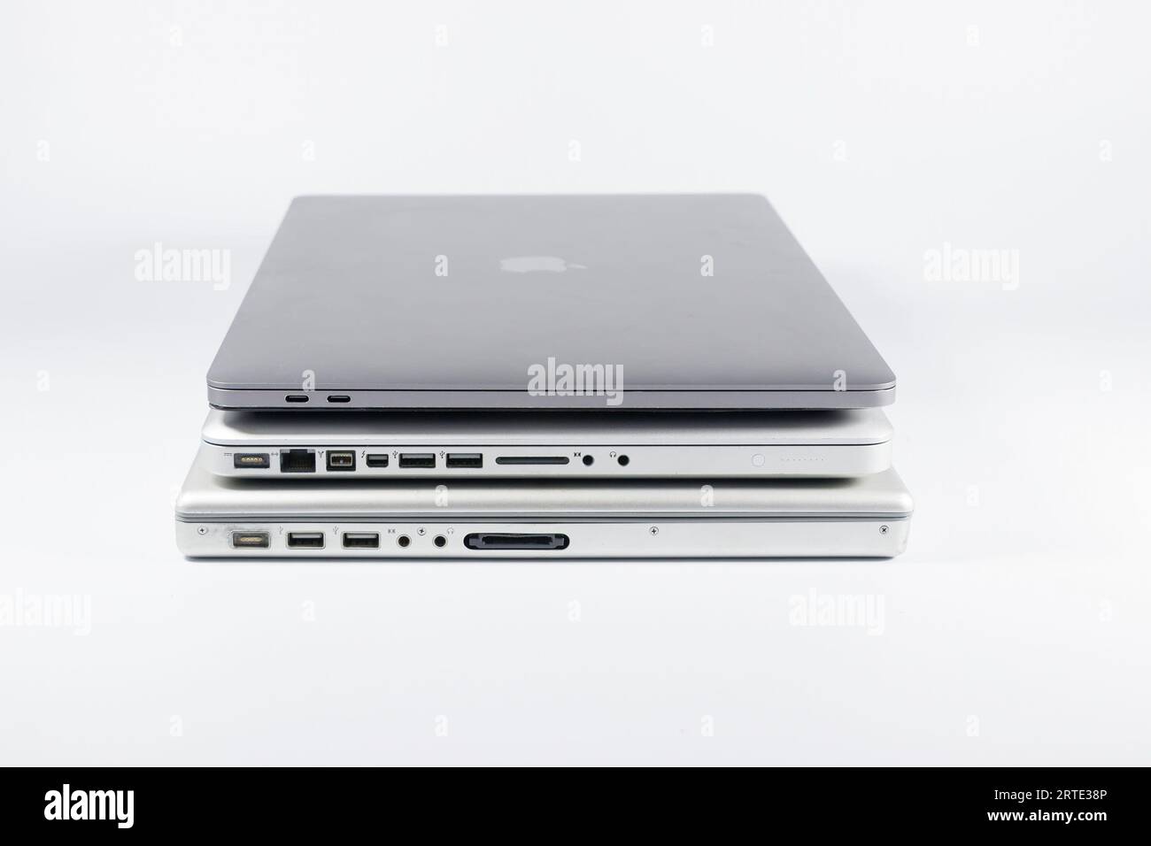 Une pile ou une collection de 3 générations de modèles d'ordinateurs portables Apple MacBook Pro isolés sur un fond de studio blanc montrant des corps plus fins Banque D'Images