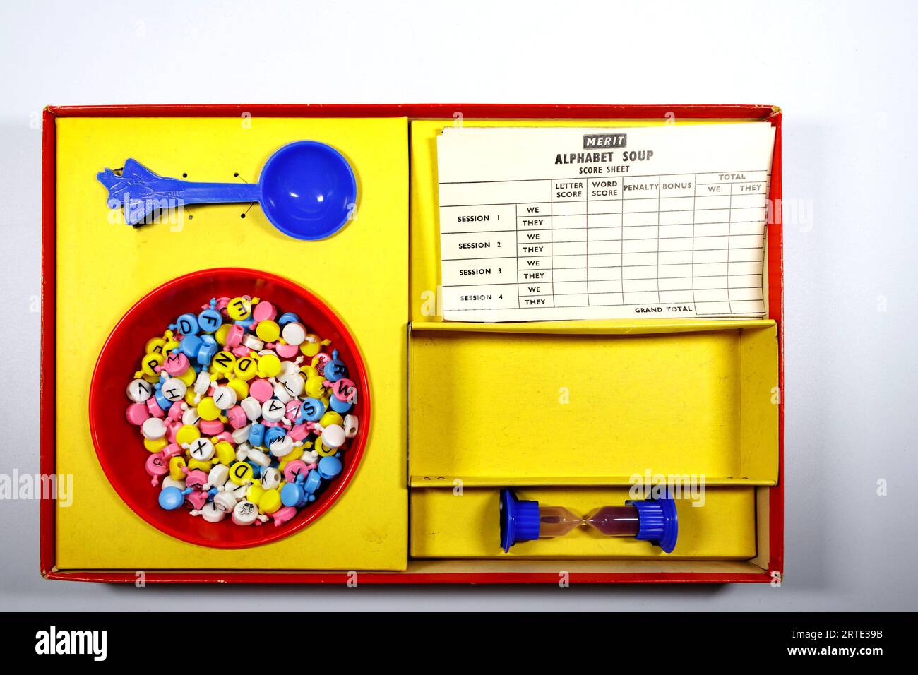 Vintage alphabet soupe childrens jeu d'orthographe isolé sur fond de studio blanc par la compagnie de jouet de mérite, bol, cuillère, lettres, minuterie et Score Pad Banque D'Images