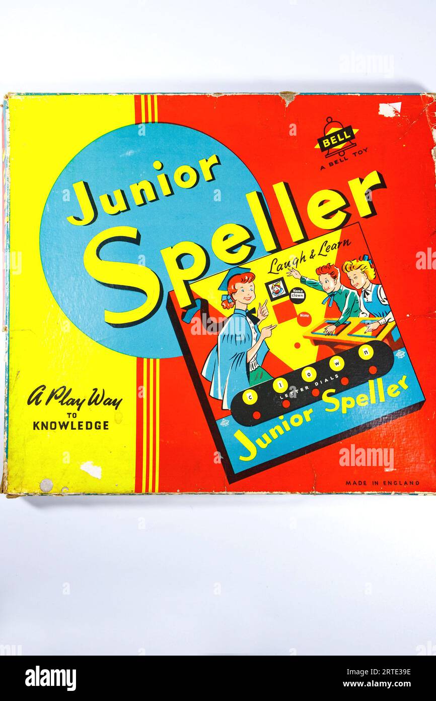 1950s 1960s vintage junior speller speller boîte de jeu de société par des jouets de cloche et des jeux isolés sur un fond de studio blanc Banque D'Images