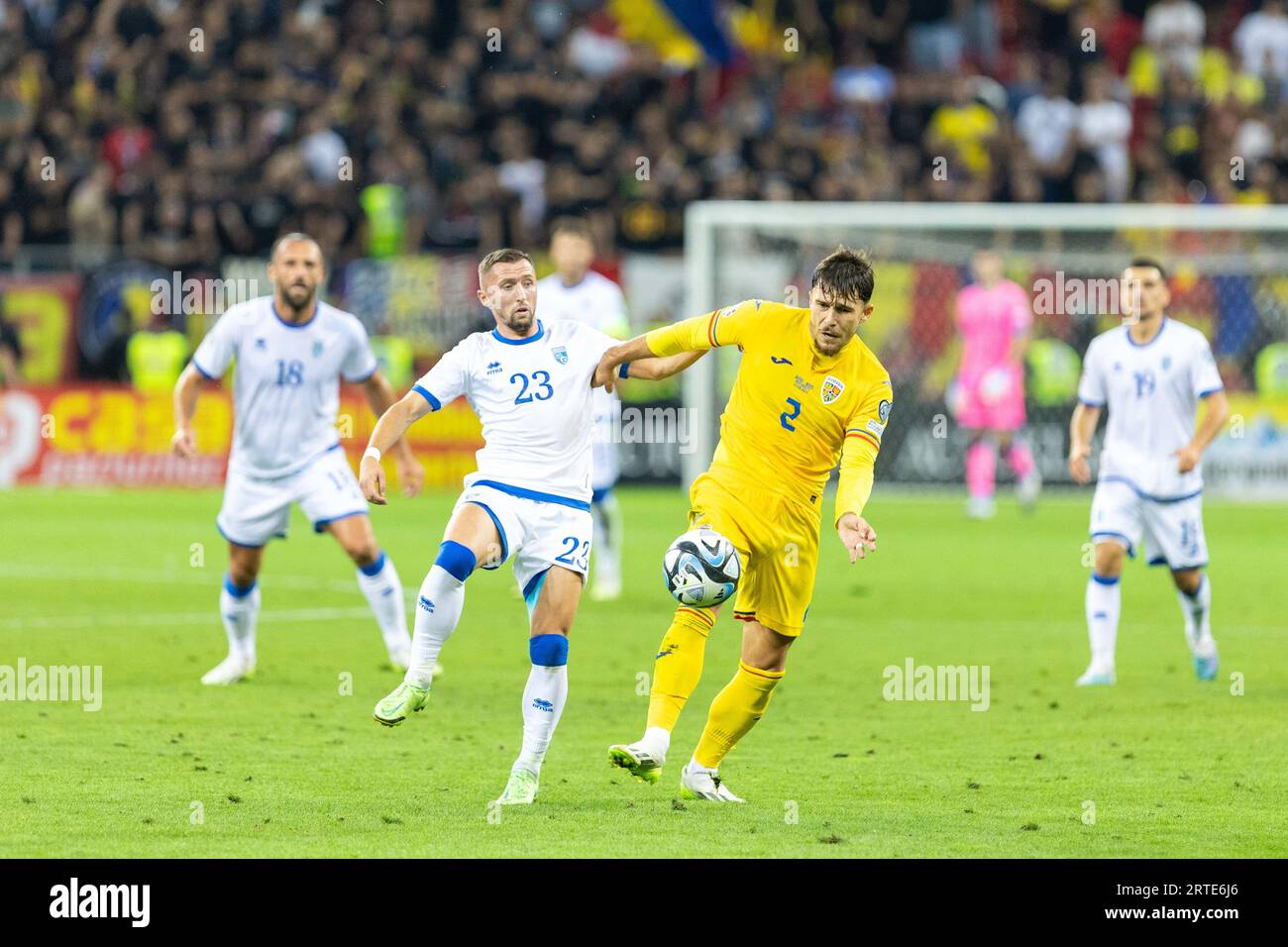 Andrei Ratiu de Roumanie et Bernard Berisha du Kosovo lors de l'UEFA Euro 2024, qualifications européennes, match de football du groupe I entre la Roumanie et le Kosovo le 12 septembre 2023 à l'Arena Nationala de Bucarest, Roumanie Banque D'Images