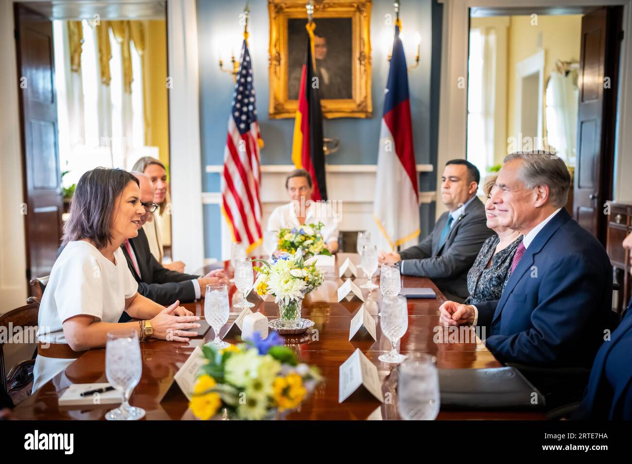 Austin, États-Unis. 12 septembre 2023. Annalena Baerbock (Bündnis 90/Die Grünen, l), ministre des Affaires étrangères, s'entretient avec Greg Abbott (r), gouverneur du Texas. Baerbock séjourne au Texas et à Washington lors de son voyage aux États-Unis avant de se rendre à New York pour la prochaine Assemblée générale des Nations Unies. Crédit : Michael Kappeler/dpa/Alamy Live News Banque D'Images