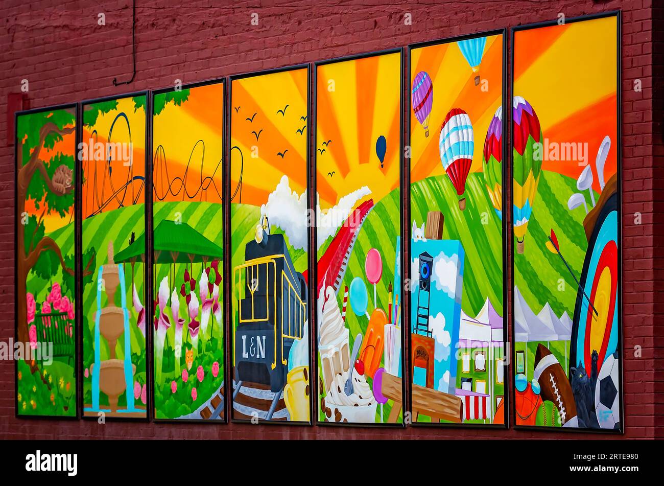 Une fresque murale de sept panneaux rend hommage à un hôtelier local ainsi qu'à diverses attractions touristiques, le 19 août 2023, à Foley, en Alabama. Banque D'Images