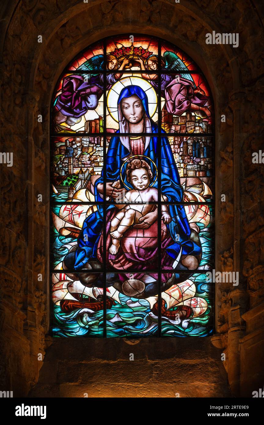 La Vierge Marie avec l'enfant Jésus. Vitrail dans l'église de Santa Maria de Belém à côté du monastère de Jerónimos à Lisbonne, Portugal. Banque D'Images
