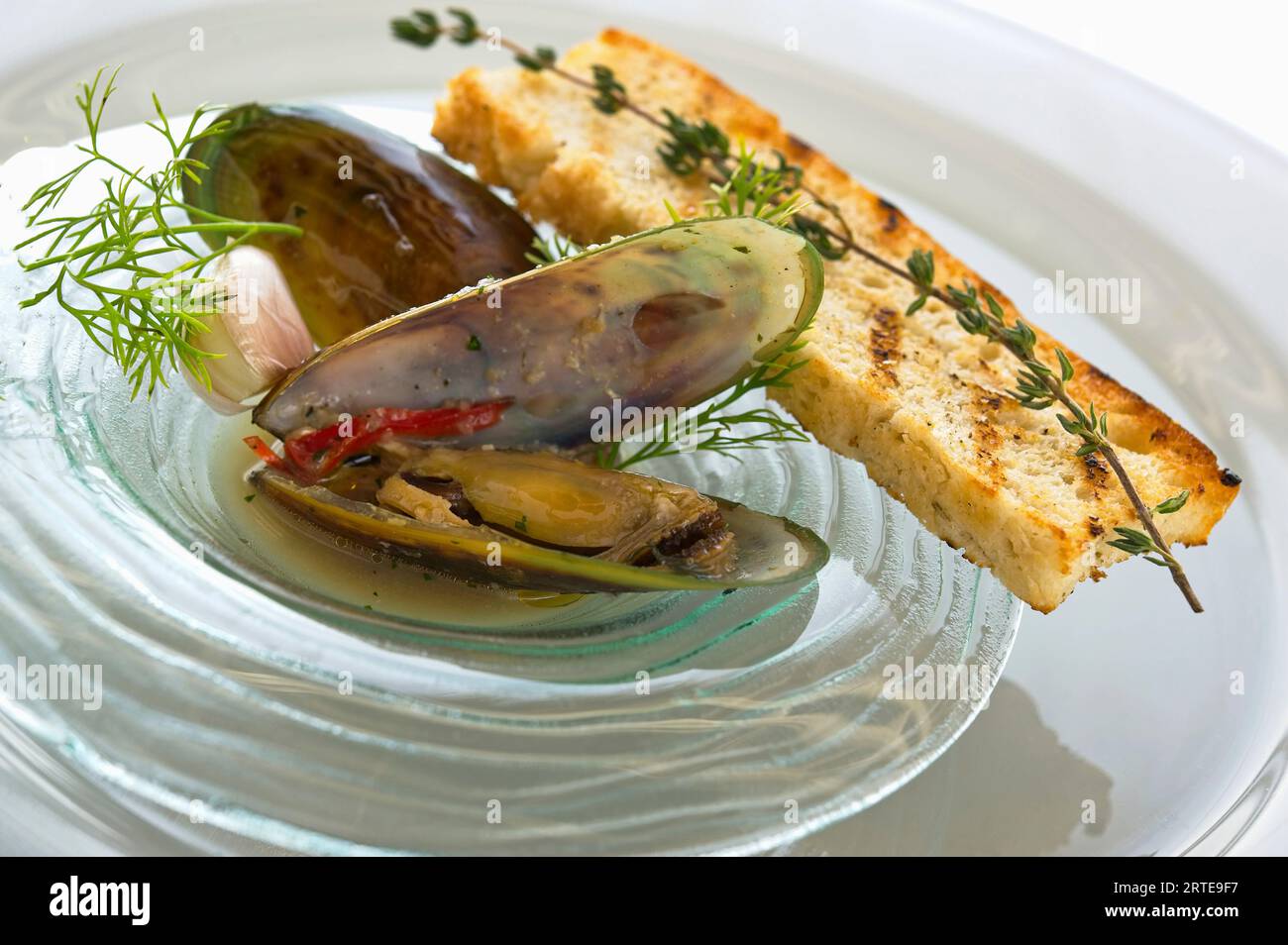 Moules bouillies avec baguette Banque D'Images