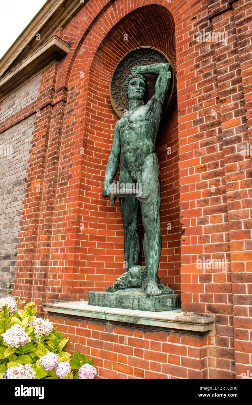 Saint George et la sculpture du dragon au palais d'Eltham Banque D'Images