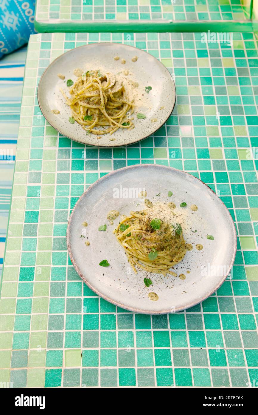 Pâtes au pesto et levure nutritionnelle Banque D'Images