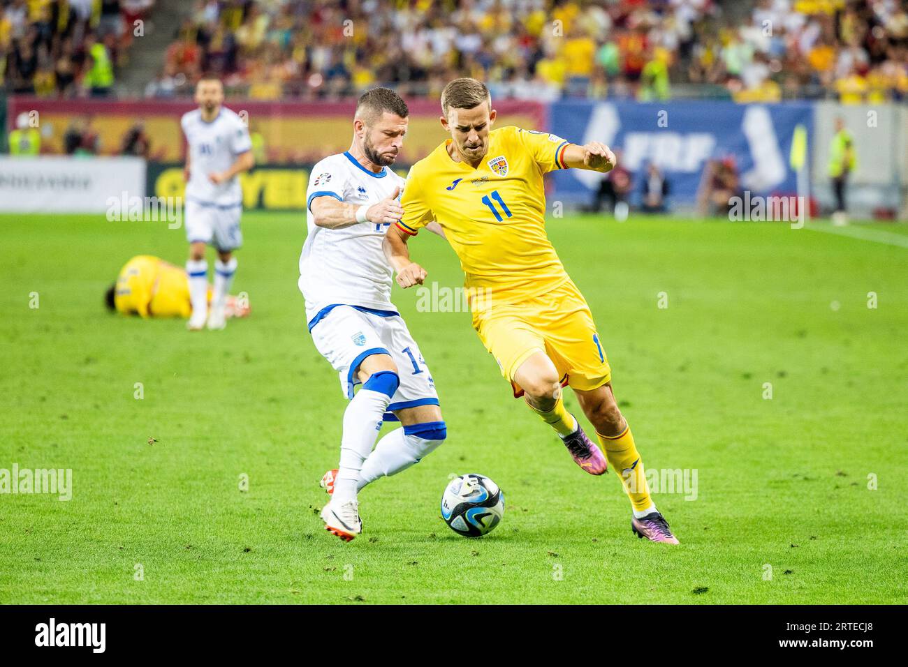 Nicusor Bancu de Roumanie et Valon Berisha du Kosovo lors de l'UEFA Euro 2024, qualifications européennes, match de football du Groupe I entre la Roumanie et le Kosovo le 12 septembre 2023 à l'Arena Nationala de Bucarest, Roumanie Banque D'Images