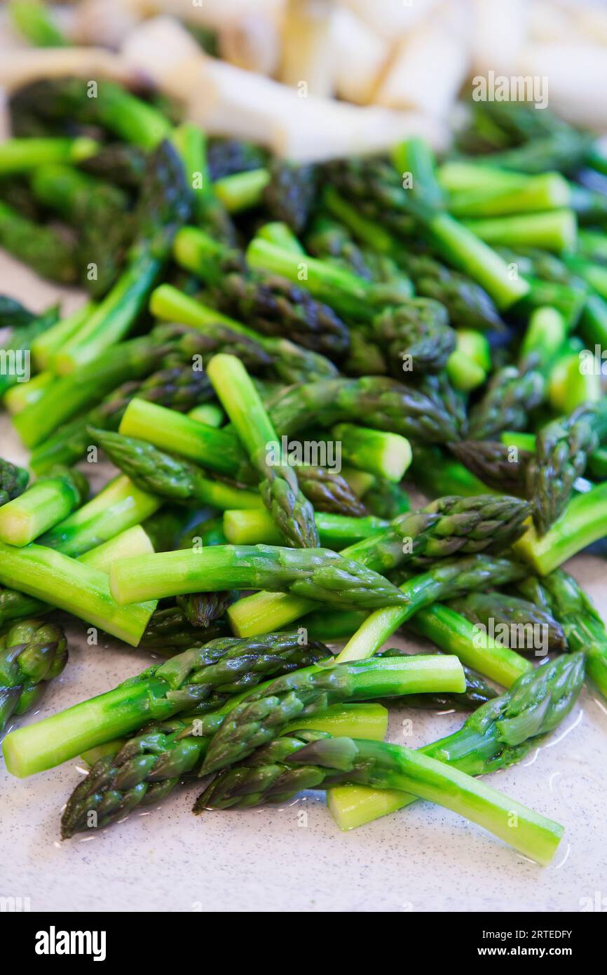 Asperges vertes cuites Banque D'Images