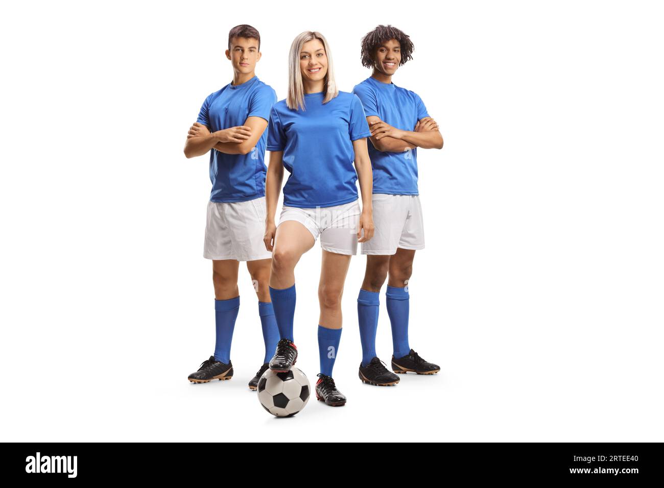 Joueurs de football masculin et féminin posant isolé sur fond blanc Banque D'Images