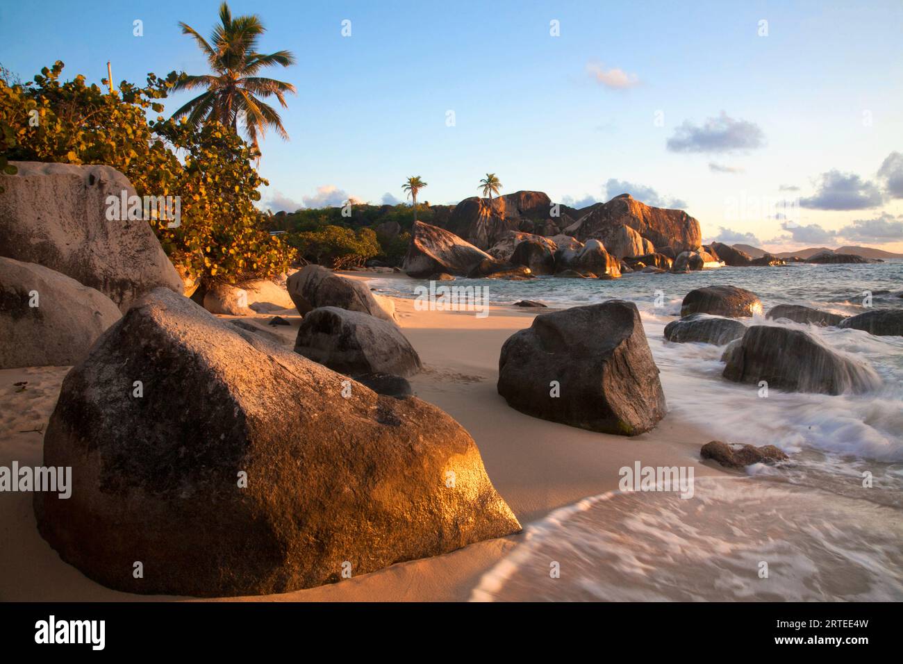 Vue panoramique sur les grands rochers sur les rives du bord de mer des thermes au crépuscule, une célèbre plage dans les îles Vierges britanniques Banque D'Images