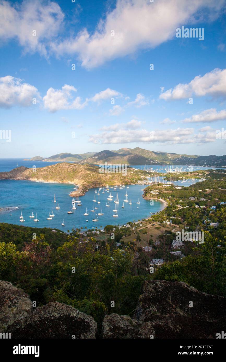 Vue célèbre depuis Shirley Heights de la côte spectaculaire d'Antigua ; English Harbour, Antigua, Caraïbes Banque D'Images