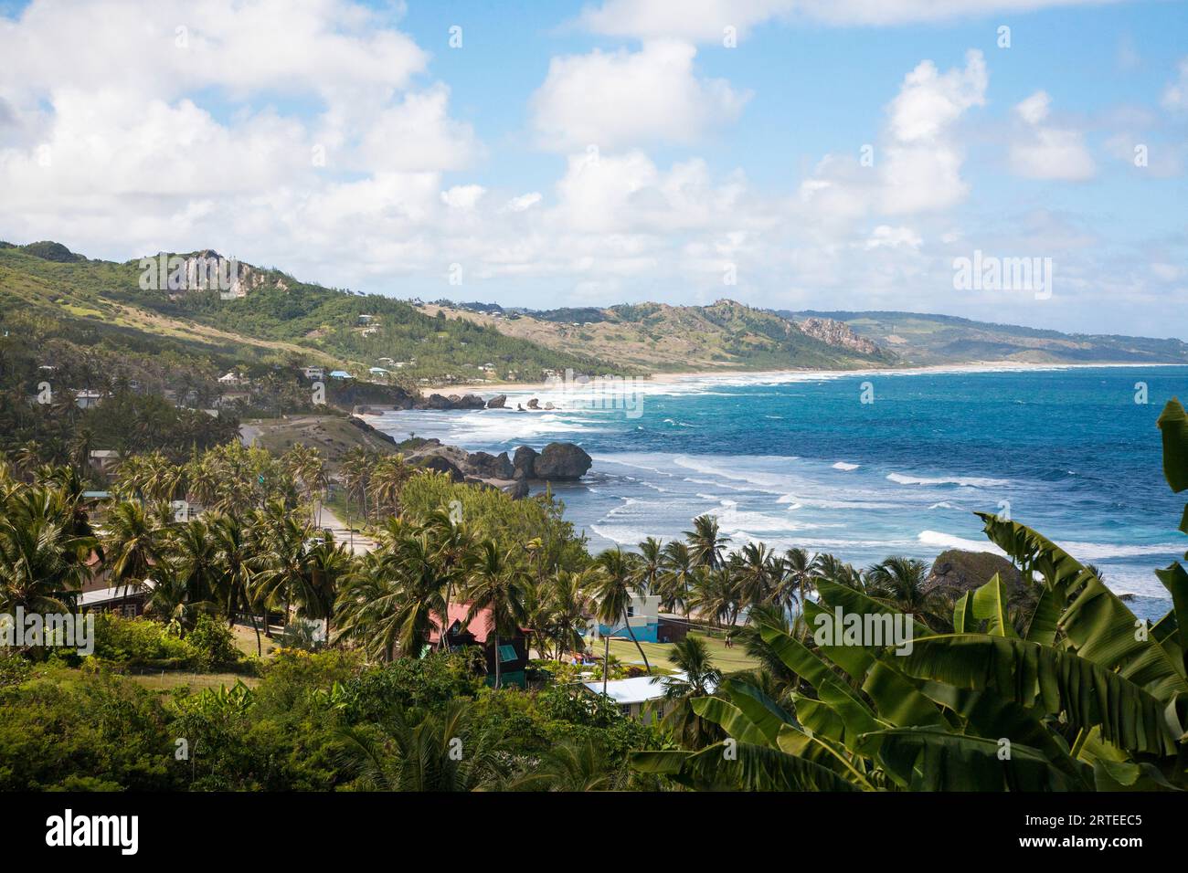 Vue panoramique sur la côte en regardant au nord de Bathsheba ; Bathsheba, Barbade, Caraïbes Banque D'Images