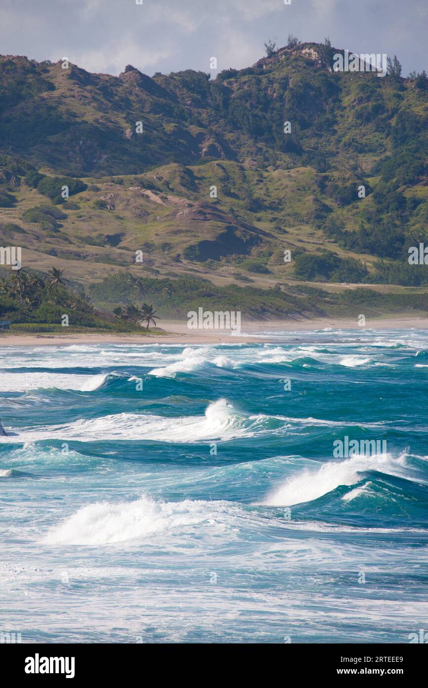 Vue panoramique avec de grandes vagues de surf à la plage de Bathsheba ; Bathsheba, Barbade, Caraïbes Banque D'Images