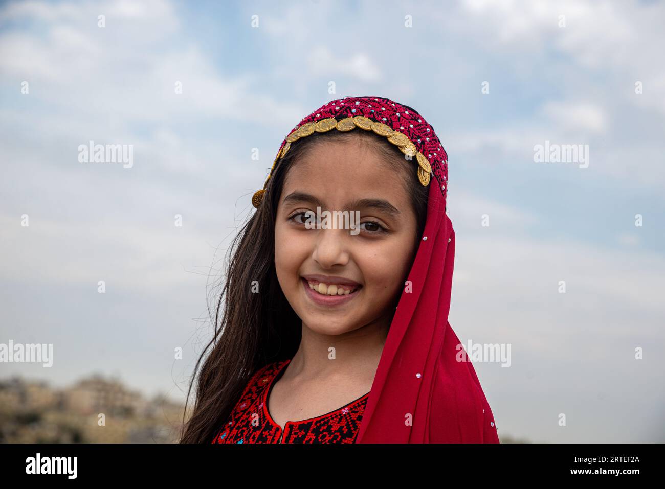 Portrait d'une jeune fille jordanienne en tenue traditionnelle appelée thawb, Amman, Jordanie Banque D'Images