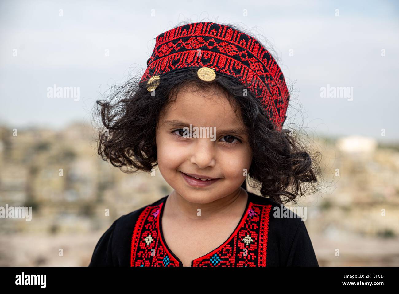 Portrait d'une jeune fille jordanienne en tenue traditionnelle appelée thawb, Amman, Jordanie Banque D'Images