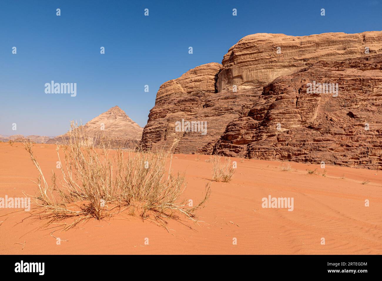 Paysage de sable et de roche dans le désert de Wadi Rum, Jordanie Banque D'Images