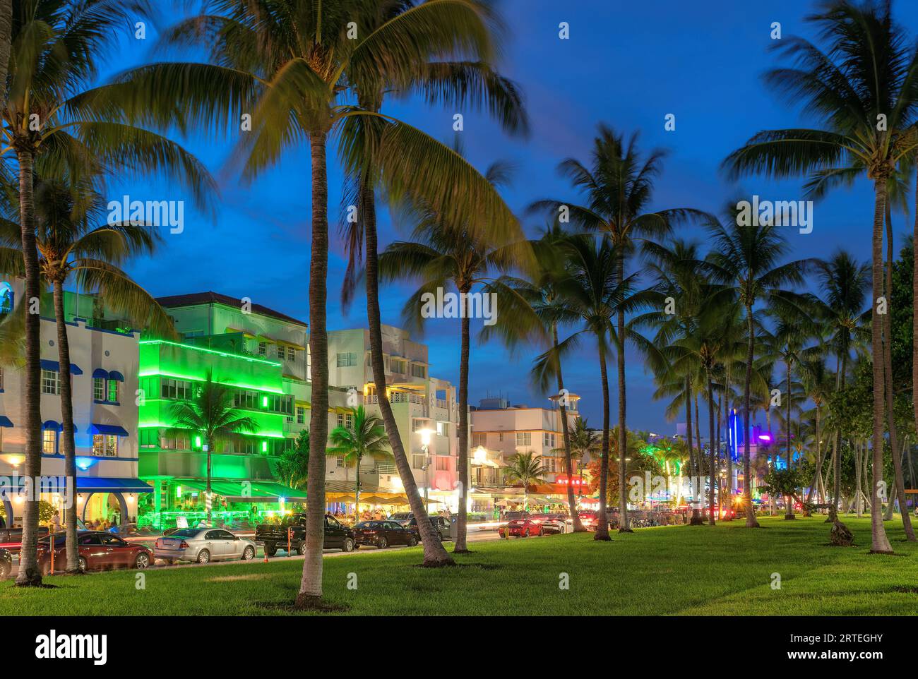 Vue nocturne de South Miami Beach à Ocean Drive, Miami Beach, Floride. Banque D'Images