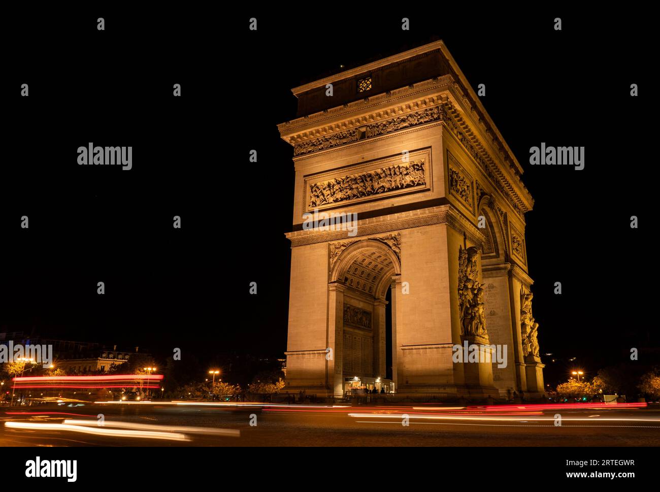 L'emblématique Arc de Triomphe la nuit ; Paris, France Banque D'Images