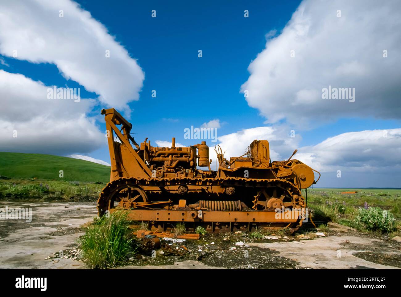 Gros bulldozer près d'un champ ; île Umnak, îles Aléoutiennes, Alaska, États-Unis d'Amérique Banque D'Images