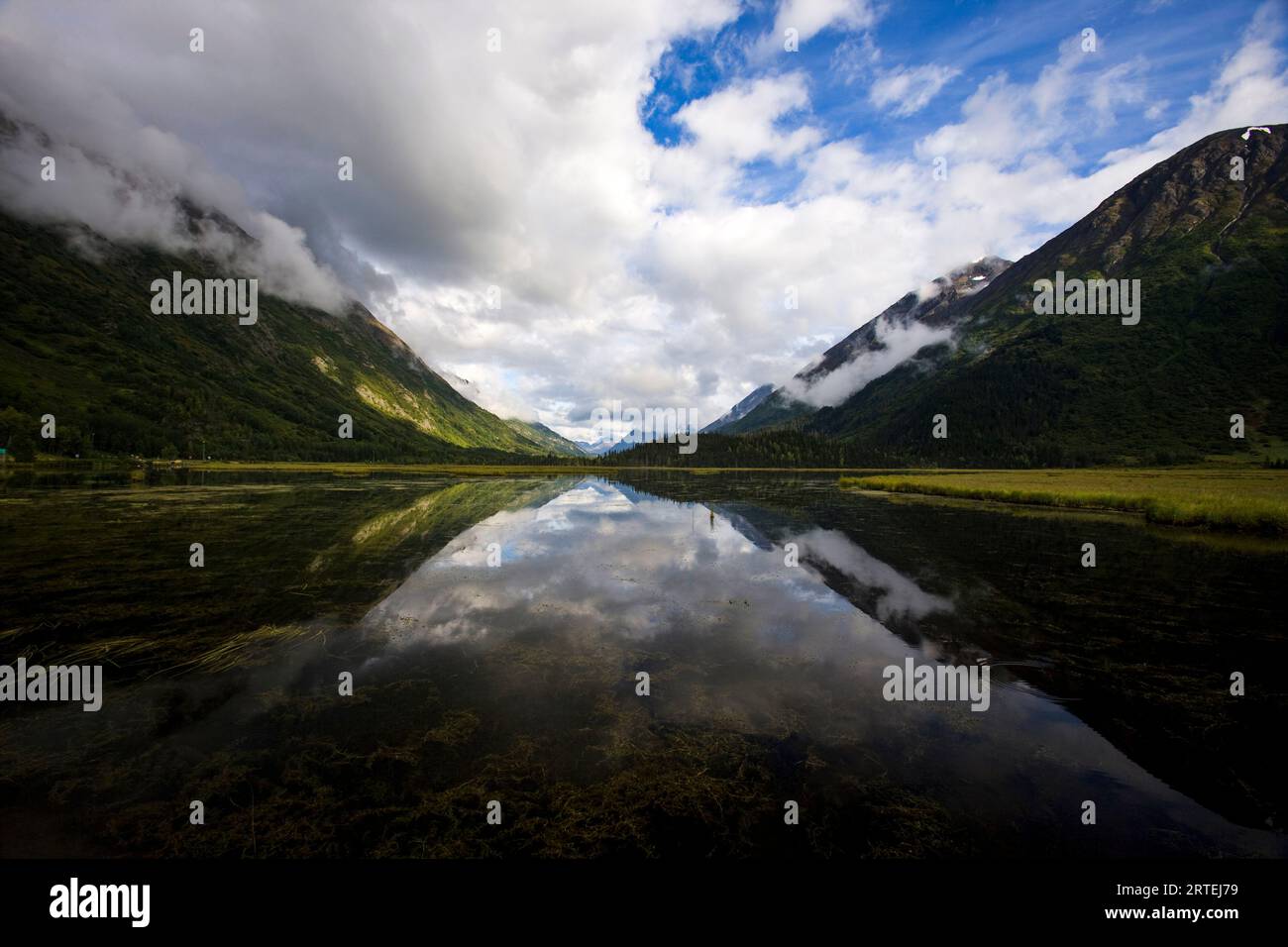 Montagnes et reflets du ciel dans le lac Tern, péninsule de Kenai, Alaska, États-Unis ; Alaska, États-Unis d'Amérique Banque D'Images